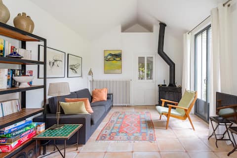 Edge of forest restyled cottage-55min from Paris