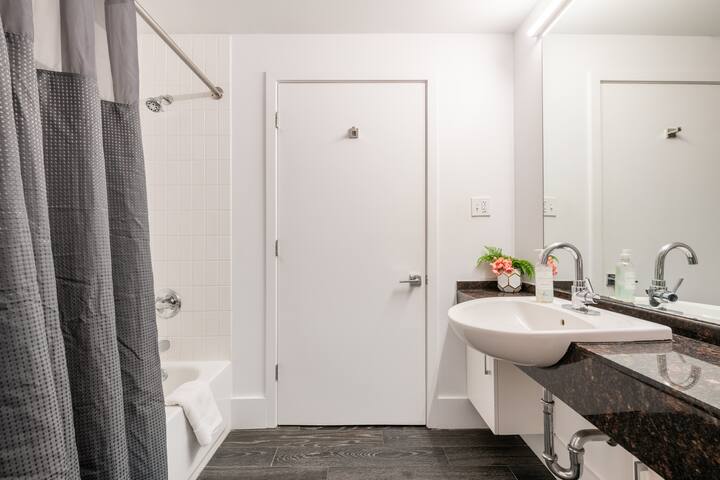 4 Bedroom 4 Ba 2 blocks off Bourbon Prime Location gallery image 5