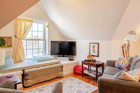 Top Airbnb: Tree Top Suite, cozy downtown apartment in Northampton
