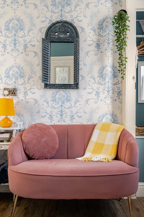 Top Airbnb: No.1, 92 Harbour st, Whitstable. Seaside Escape in Whitstable