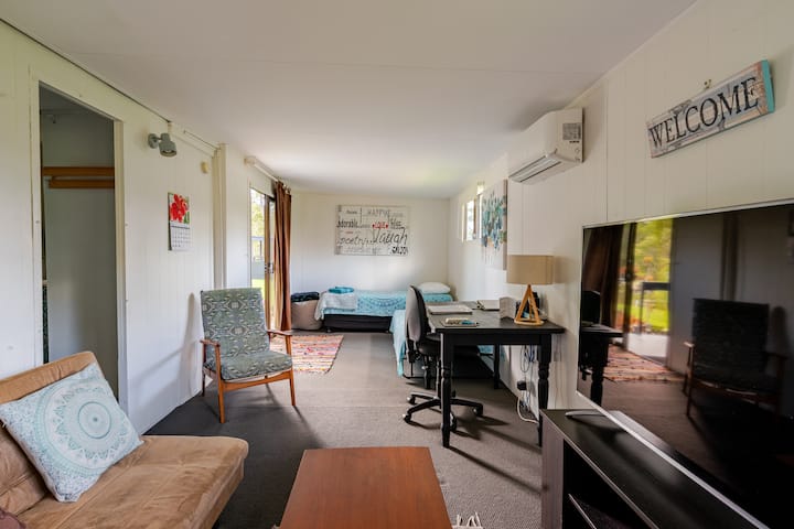 ห้องนั่งเล่นพร้อมเตียงเดี่ยวสำรองที่ปลายสุด