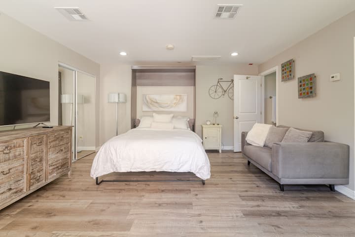 Spacious, Newly Remodeled Beverly Hills Guesthouse