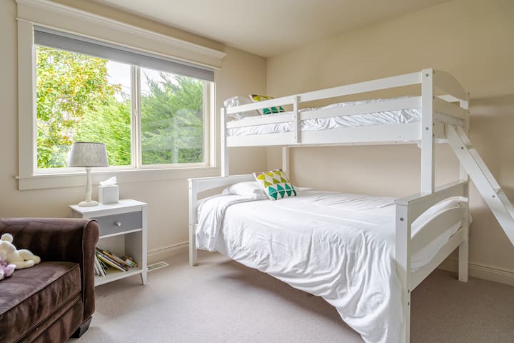 Madison Park Family Home gallery image 3