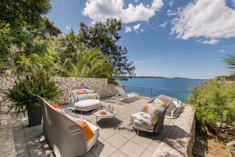 Pine Beach Villa - Beachfront -15 min walk to city