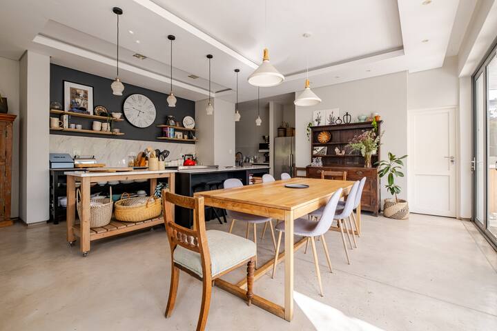 Sun-filled contemporary family home gallery image 2