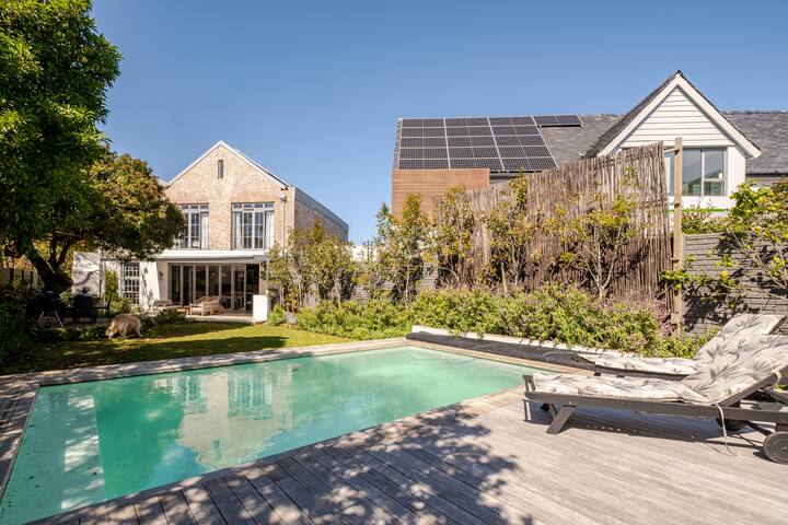 Sun-filled contemporary family home gallery image 5