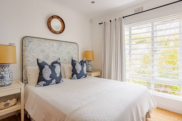 Stylish Home with Beautiful Sea & Mountain Views gallery image 5