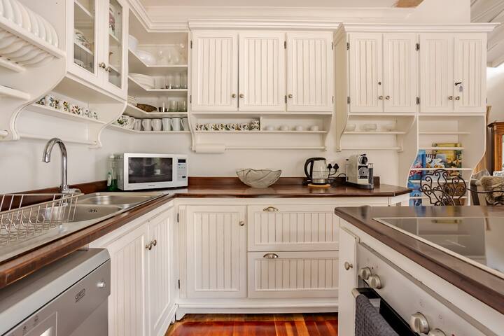 Stylish Home with Beautiful Sea & Mountain Views gallery image 3