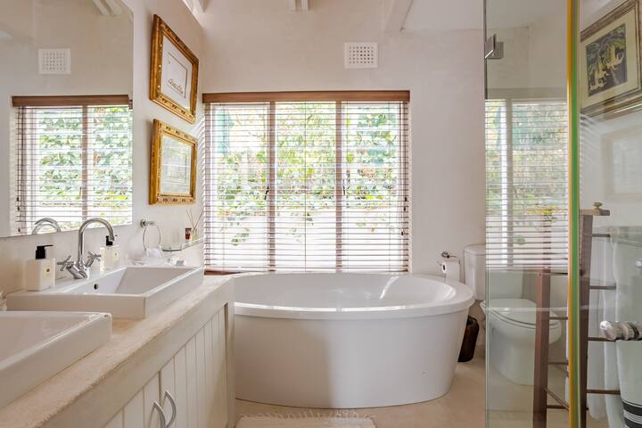 Stylish Home with Beautiful Sea & Mountain Views gallery image 4