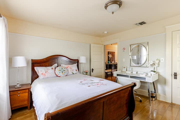 BEDROOM  #1  . 
Queen size bed.  
Dedicated Working Area with Desk & chair . 
WIFI / 24 hr. Free /Fast internet 
Smart 54” TV with Netflix +
Spacious Closets . 
Iron + Ironing board