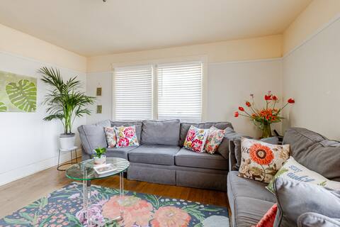 Private HOME AWAY Cozy 2Bedrms 1Ba Ktch Lvg Rm Pkg