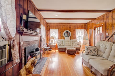 Top Airbnb: The Scarlet Shutter house in Onset village in Onset