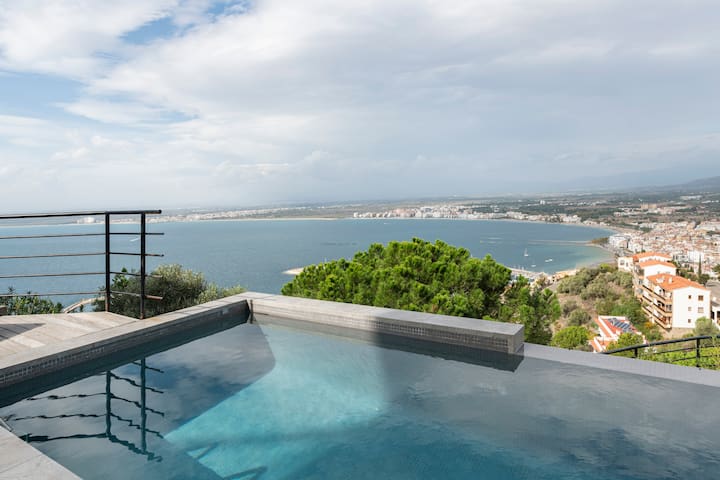 Lovely house with a superb view on the Rosas’ Bay