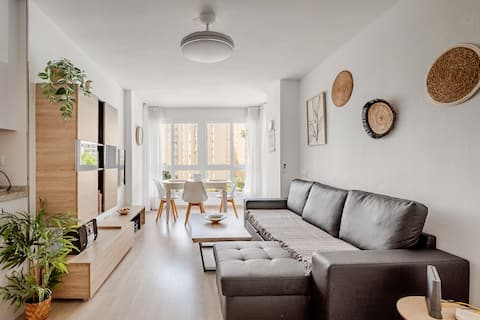 Airbnb con mejor rendimiento: Ocean views, 300 m to Puerto Marina, children's pool en Benalmádena