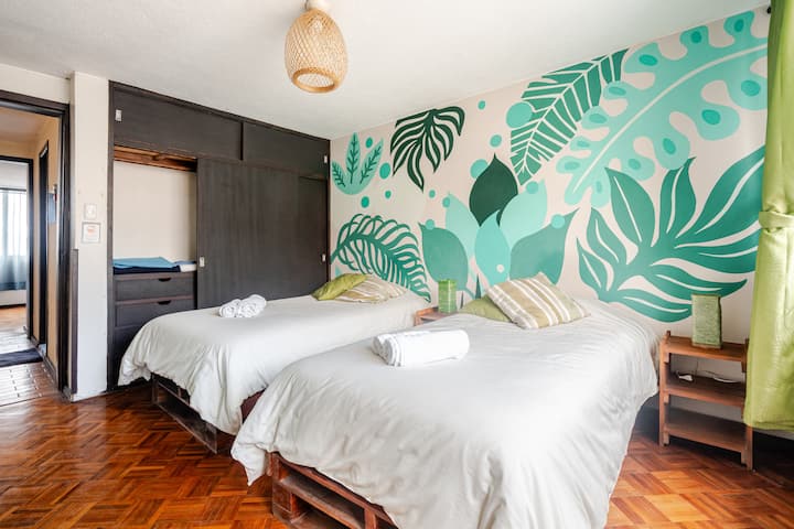 Dormitorio 3, diseñado para la comodidad
Ya sea que viajes con familiares o amigos, esta habitación ofrece un ambiente acogedor y tranquilo.