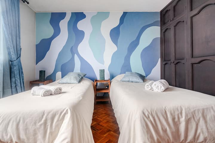 Dormitorio 4: una escapada tranquila
Relájate en esta habitación cuidadosamente diseñada, ideal para relajarte después de un día en la ciudad.