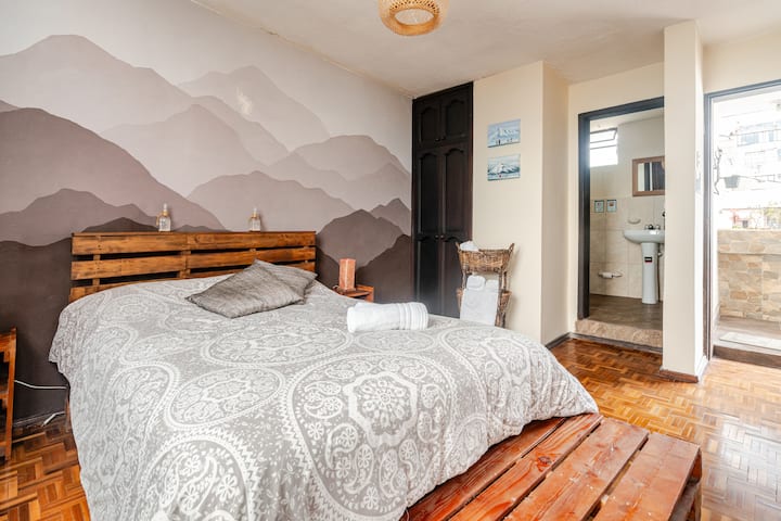 Dormitorio principal: tu santuario privado.
Entra en el espacioso dormitorio principal, con una cama tamaño king, iluminación suave, baño privado y acceso directo a la terraza.