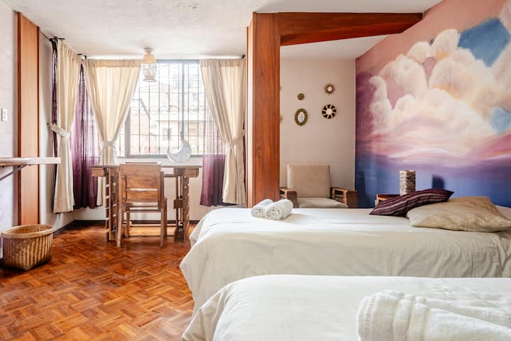 Dormitorio 2 – Acogedor y acogedor
Un espacio cómodo con ropa de cama suave, iluminación cálida y mucho almacenamiento, perfecto para una buena noche de sueño.