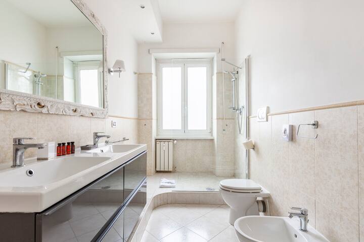 New 3bdr Apartment in the heart of Trastevere gallery image 4