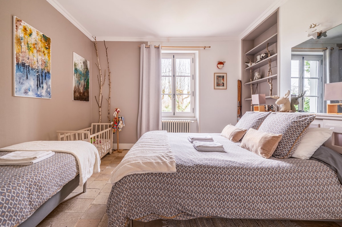 HYGGE房间
这间客房配有一张大床、一张单人床和一张小BB床的斯堪的纳维亚风情 
（ BB不独立）否则提供雨伞床 
两张独立的床可配备标准双人床 