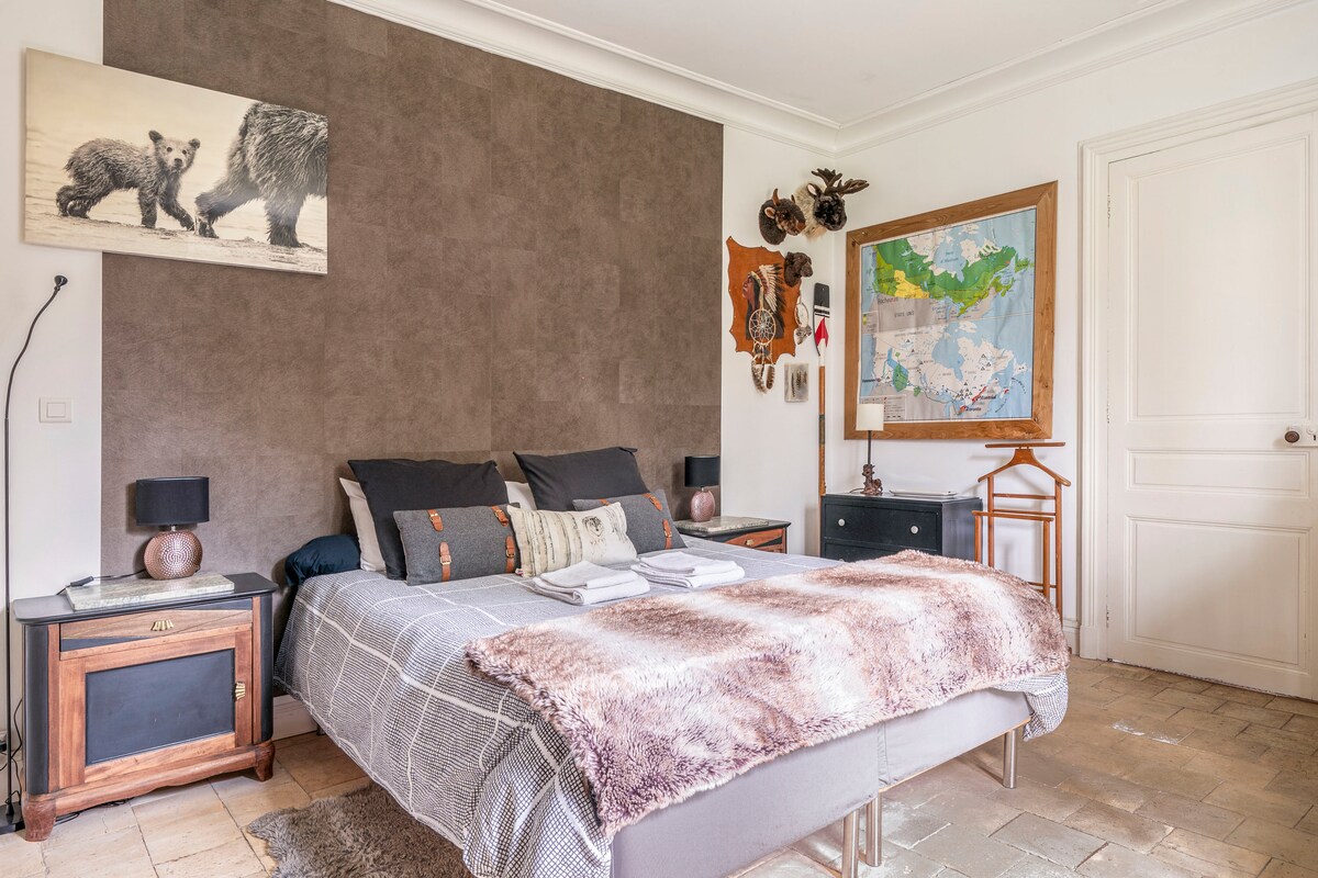 泰迪熊客房这间
宽敞的家庭房或4人入住的「宿舍式」是加拿大大型空间的魅力

两张独立的床可使用标准双人床
扶手椅