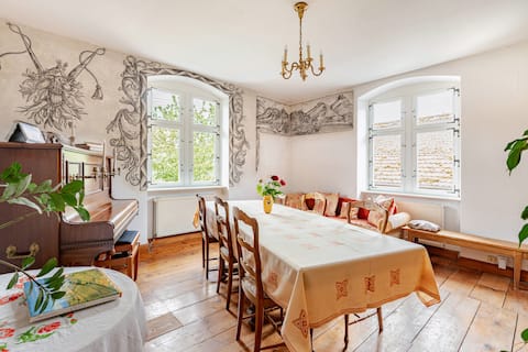 Apartment 9P, Fresken, Buntglasfenstern & Garten