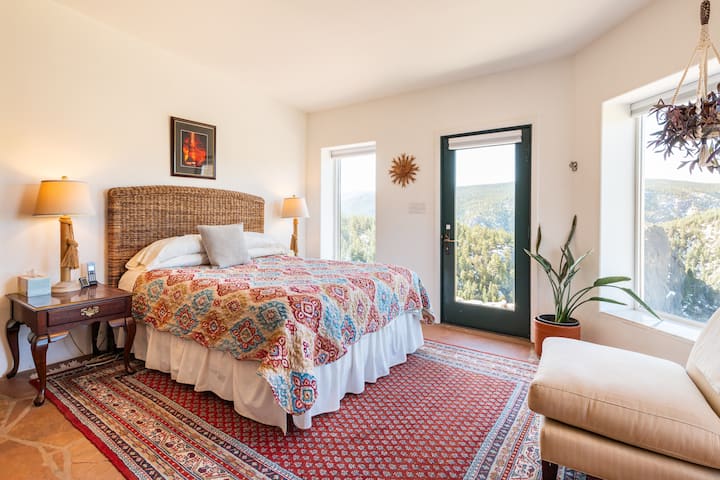 每个窗口都可以欣赏大自然的标准双人床。 所有卧室窗户都要有遮光帘。