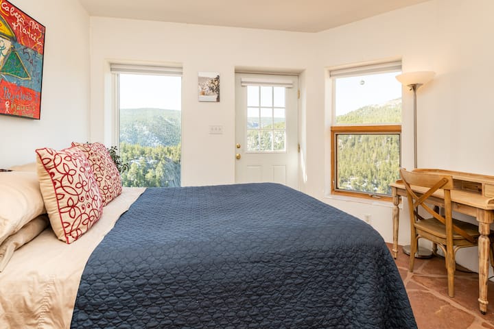 标准双人床房间毗邻主卧室。