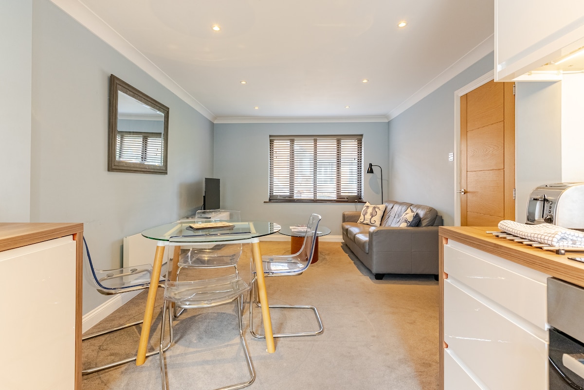 Popular Airbnb listing: Central Lymington Apartment with Parking in Lymington And Pennington