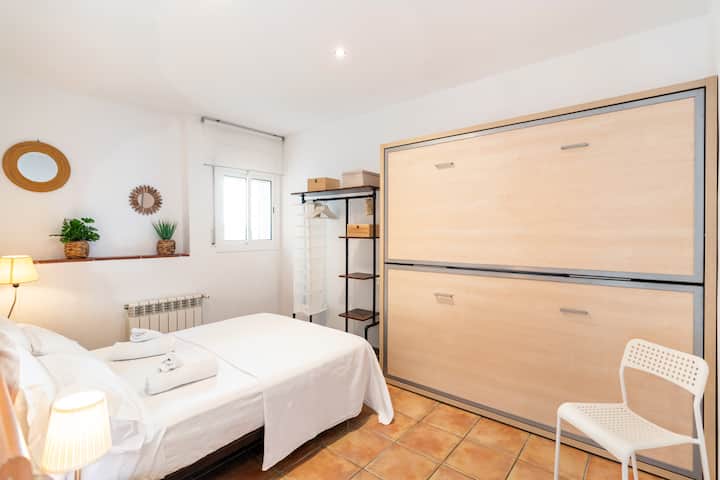 מיטה זוגית ומיטות קומותיים מתקפלות. 