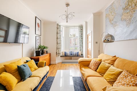 Bright spacious townhouse 5mins walk from Holywood