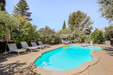 Family home with 6 bedrooms and pool