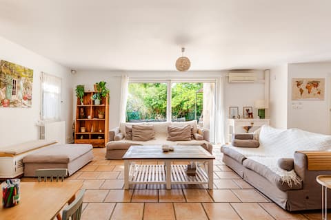 Family home with 6 bedrooms and pool