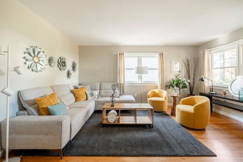 Peaceful Setting with Chic, Thoughtful Style