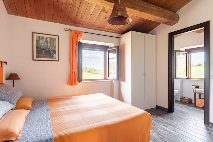 Countryside house with pool and garden on the first floor: double bedroom with bathroom inside
