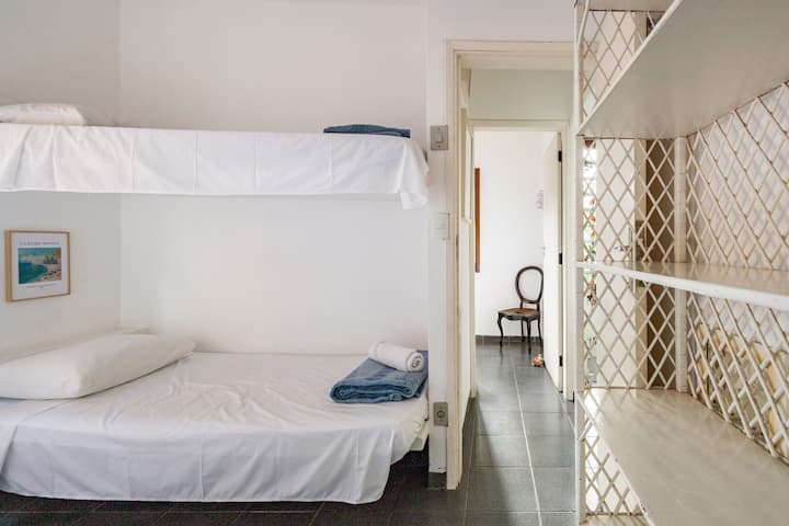 这间套房配有一张双人床和三张单人床。 