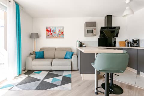 Successful Airbnb property: Modern 2-bedroom apartment + parking, direct tram to downtown Nantes in Nantes Nord
