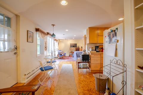 NEAT, somewhat funky STUDIO APARTMENT - WATERVIEW