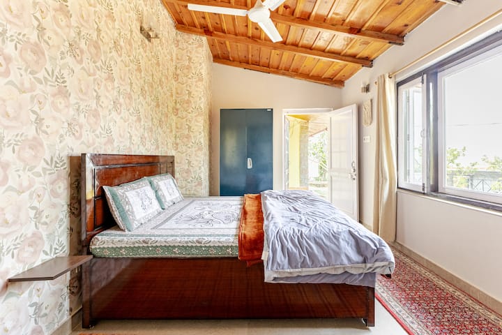 בחדר שינה 2 יש מיטה זוגית, בחלון הקדמי יש נוף נחמד להרים ולדשא.