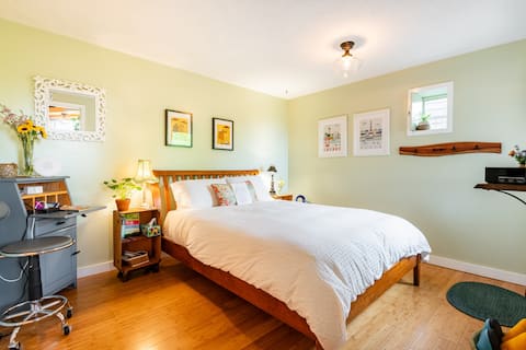 Sweet Hideaway in the trees, Mount Tabor