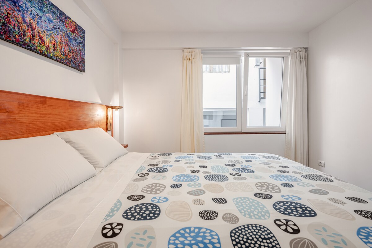 ห้องนอนใหญ่พร้อมเครื่องทำความร้อนและเตียงควีนไซส์