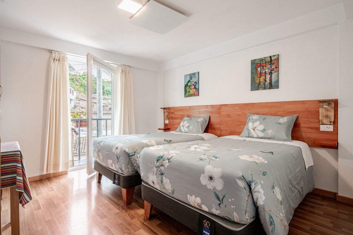 หน้าต่างพร้อมผ้าม่านบล็อกแสงในห้องนอน 2