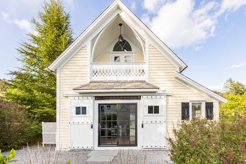 The Sparrow’s Nest Charming Country Cottage