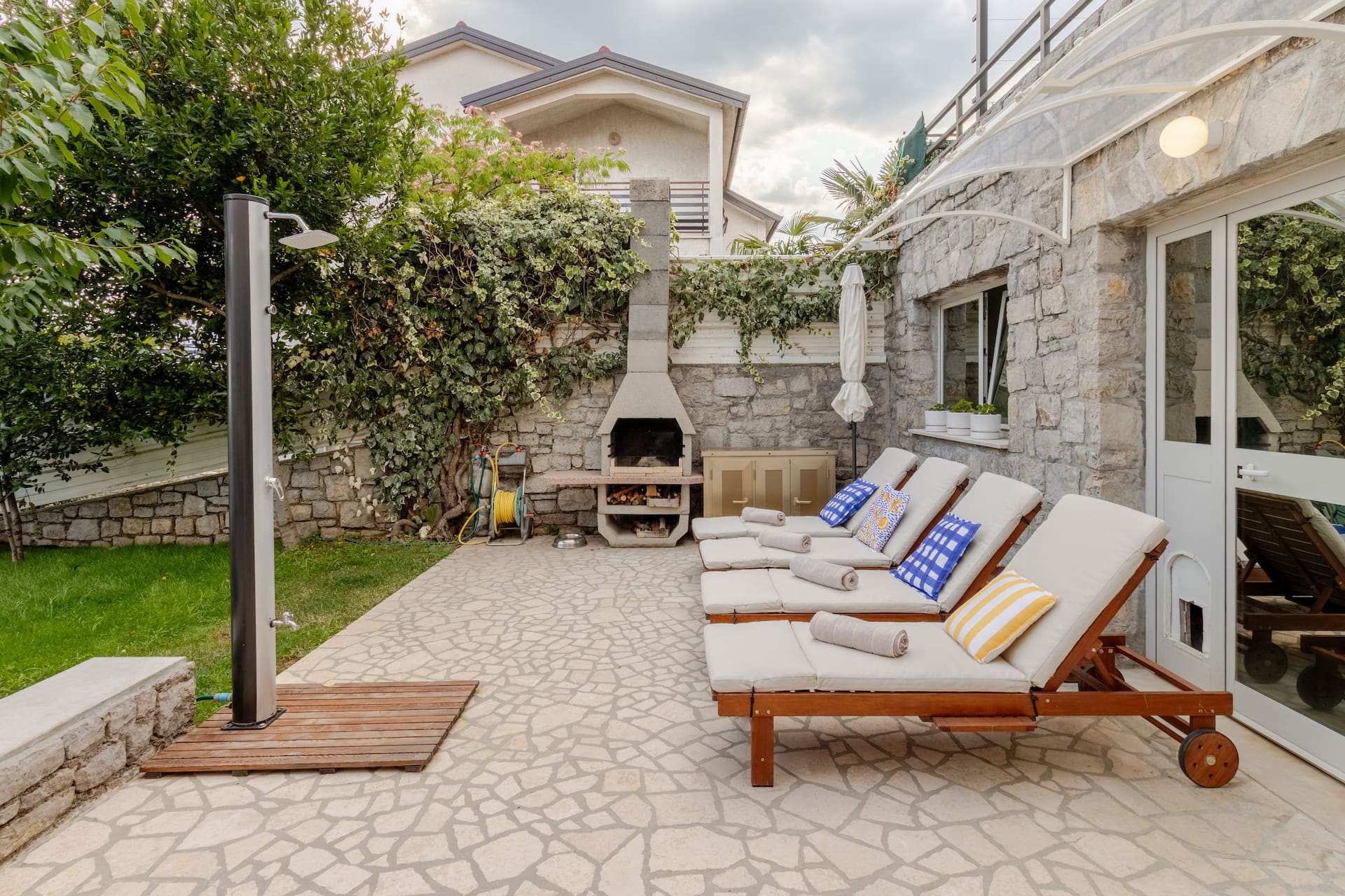 Deluxe apartment Dora with a private covered parking see view