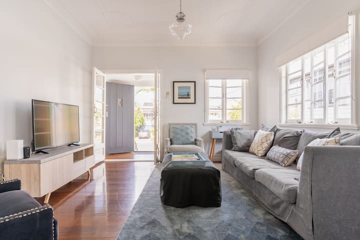 5 Bedroom House, CBD/New Farm, A/C, 4 Carparks gallery image 2