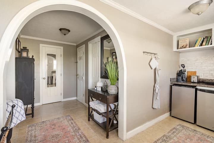 "The Cottage" At Villa Rosa. Romantic  Retreat - Bermuda Beach, TX