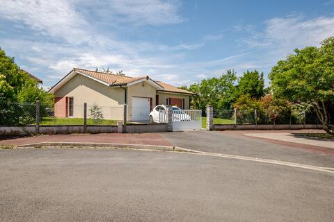 2 bedroom house,  garden, 15 minutes from Bordeaux