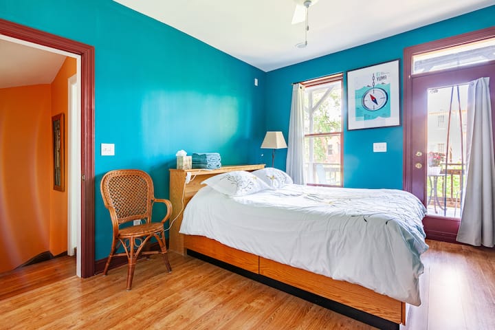 La cama tiene un gran cajón de almacenamiento, y la ventana y la puerta dan al balcón privado y al jardín de la azotea.