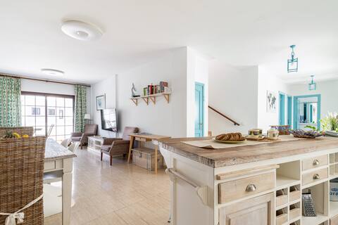 Anuncio de Airbnb popular: JAMEO VERDE. OCEAN VIEWS FROM PRIVATE SOLARIUM en Haría