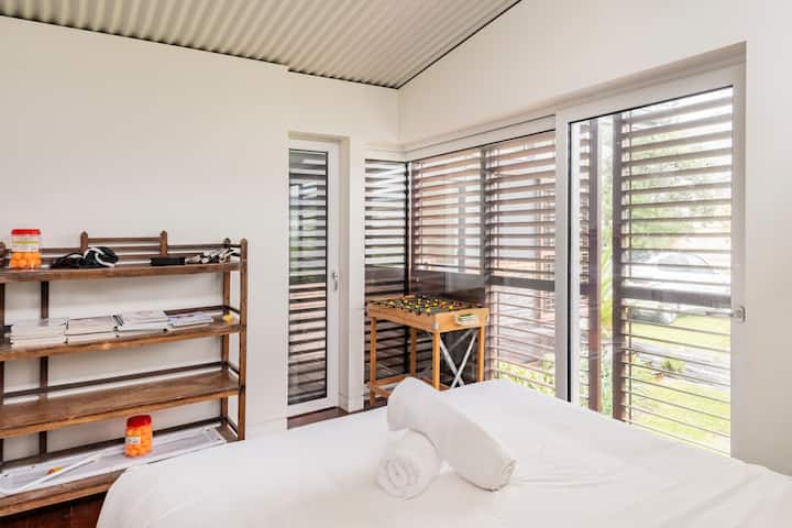 Chumba cha 4 cha kulala kina kitanda cha ukubwa wa malkia pamoja na kitanda cha ghorofa 